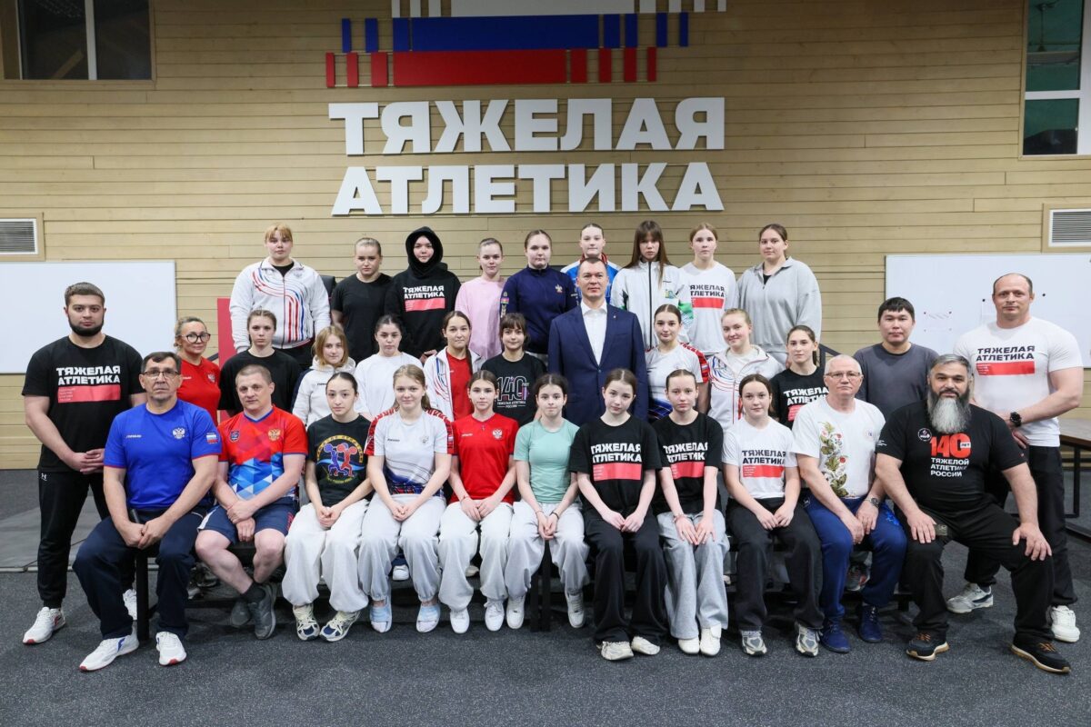 🏋️‍♂️Штангистки спортивной школы №35, входящие в сборную России по тяжёлой атлетике среди девушек 13-17 лет, встретились с министром спорта России Михаилом Дегтярёвым.